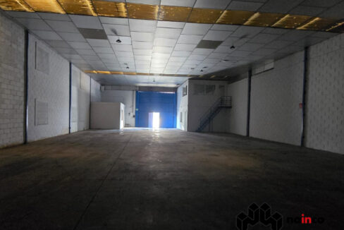 nave-industrial-en-poligono-juncaril-calle-la-zubia-en-alquiler-cuenta-con-550m2-oficinas-y-banos-2