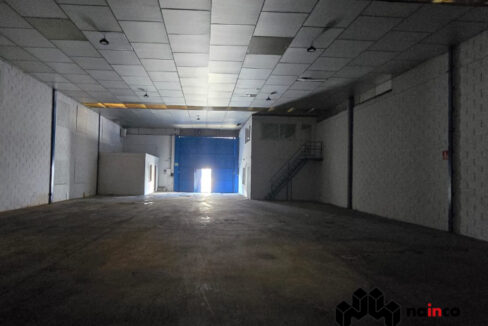 nave-industrial-en-poligono-juncaril-calle-la-zubia-en-alquiler-cuenta-con-550m2-oficinas-y-banos-4