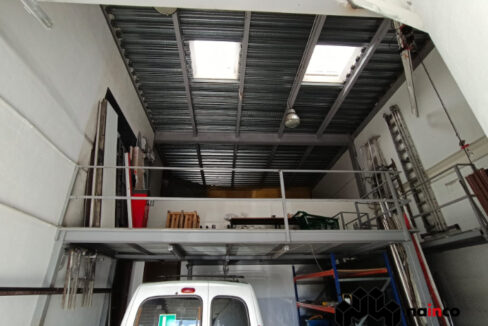 preciosa-nave-comercial-en-alhendin-con-160m2-totalmente-instalada-con-zona-de-exposicion-almacen-oficina-y-garaje-ref-234kp098-3