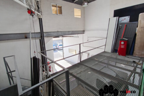 preciosa-nave-comercial-en-alhendin-con-160m2-totalmente-instalada-con-zona-de-exposicion-almacen-oficina-y-garaje-ref-234kp098-4